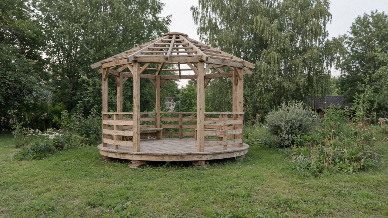 Круглая беседка как акцент в центре участка